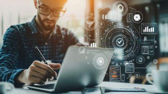 KI-SEO Guide: Profi am Laptop mit Daten-Overlays, Check-Symbol und Diagrammen – direkte Antworten der Suche