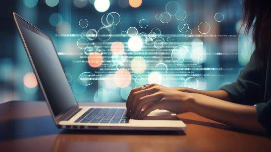 KI-SEO: Inhalte für die Zukunft – Hände am Laptop, Datenvisualisierung und Code im Hintergrund