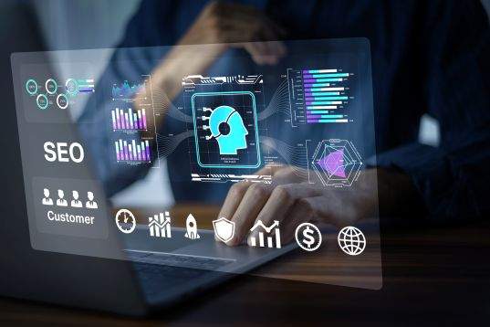OffPage-SEO Guide: Vertrauen und Autorität aufbauen – Datenanalyse, Diagramme und KI-Symbol über Laptop