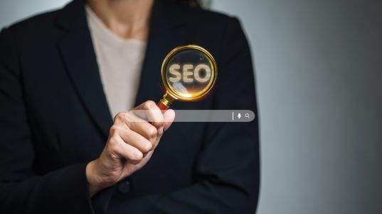 OnPage-SEO Guide: Lupe mit „SEO“ vor Suchfeld – Startpunkt für technische und inhaltliche Optimierung