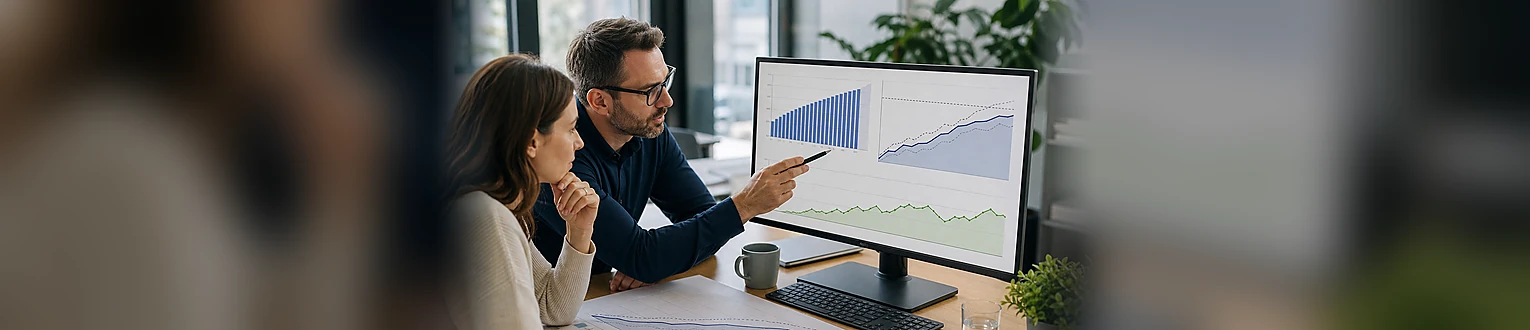 Kampagnenverantwortliche vergleichen Budgetplanung, Ausgabenverlauf und Conversion-Qualität