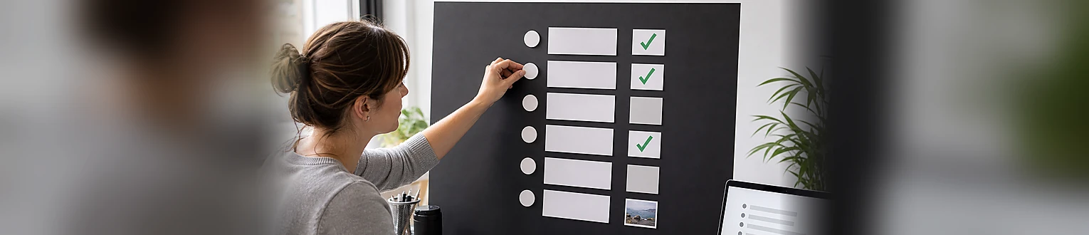 Redakteurin prüft eine klar gegliederte Checkliste mit sechs Aufzählungspunkten