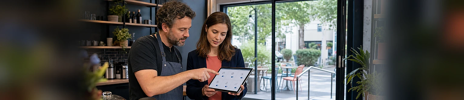 Unternehmer und Local-SEO-Beraterin prüfen konkrete Merkmale eines Cafés