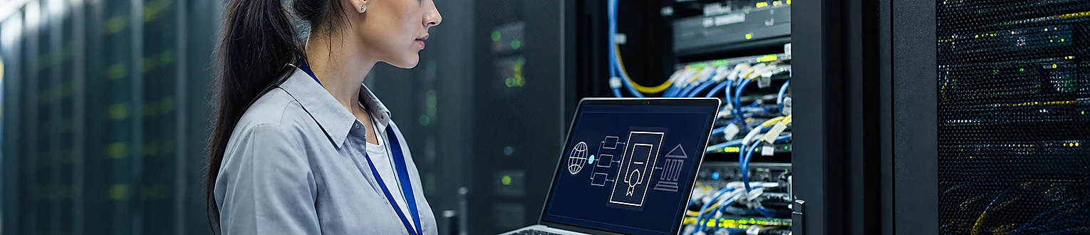 Netzwerkadministratorin prüft einen CAA-DNS-Eintrag für die Zertifikatsausstellung