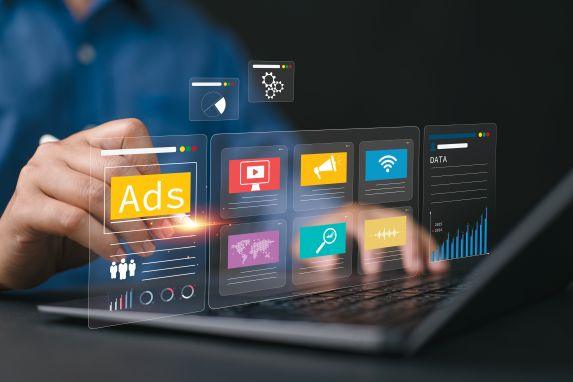 Hände am Laptop mit Ads-Dashboard – Google Ads Kampagnen, Tracking und skalierbare Performance.