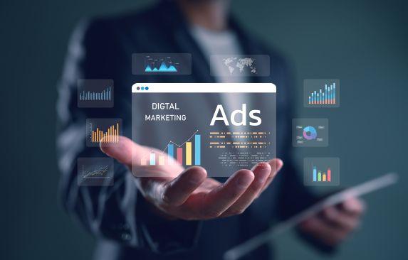 Business-Hand hält „Digital Marketing Ads“-Interface – schnelle Sichtbarkeit, höhere Conversion-Rate, Skalierbarkeit und transparente ROAS-Reports.