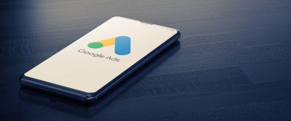 Smartphone mit Google-Ads-Logo – 30/60/90-Tage-Roadmap: Audit & Ziele, Setup/Refactor, Testphase, Skalierung und Reporting.