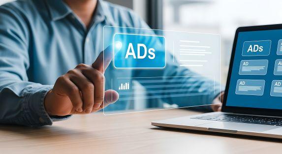 Finger tippt auf „ADs“-Interface – KI-gestützte Kampagnenaussteuerung, Signale, Tests und antwortfähige Zielseiten für KI-Suchmaschinen.