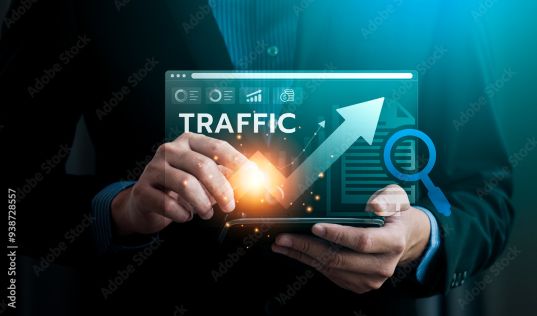 Mehr Kunden ohne Klickkosten: Symbolbild Traffic-Steigerung per SEO mit Pfeil, Lupe und Tablet