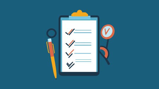 SEO-Checkliste für Einsteiger: Clipboard mit Häkchen – klarer Fahrplan in 12 Schritten