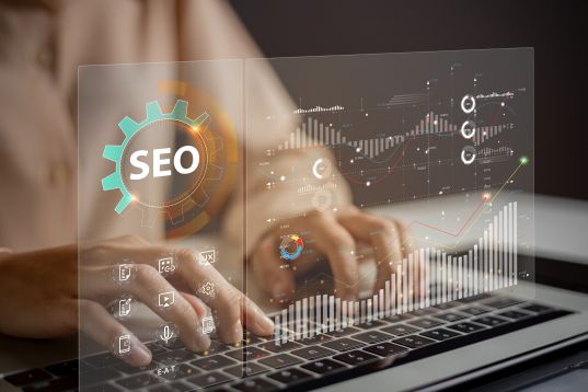 SEO selber machen: moderne Visualisierung mit Diagrammen und Notebook – Symbolbild für Schritt-für-Schritt-Anleitung 2025