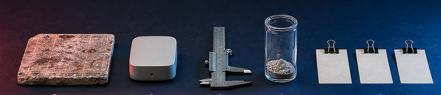 Abgenutzte Testfläche, reales Prüfobjekt, Messwerkzeug, Materialprobe und leere Belegkarten bilden eine nachvollziehbare Erfahrungskette